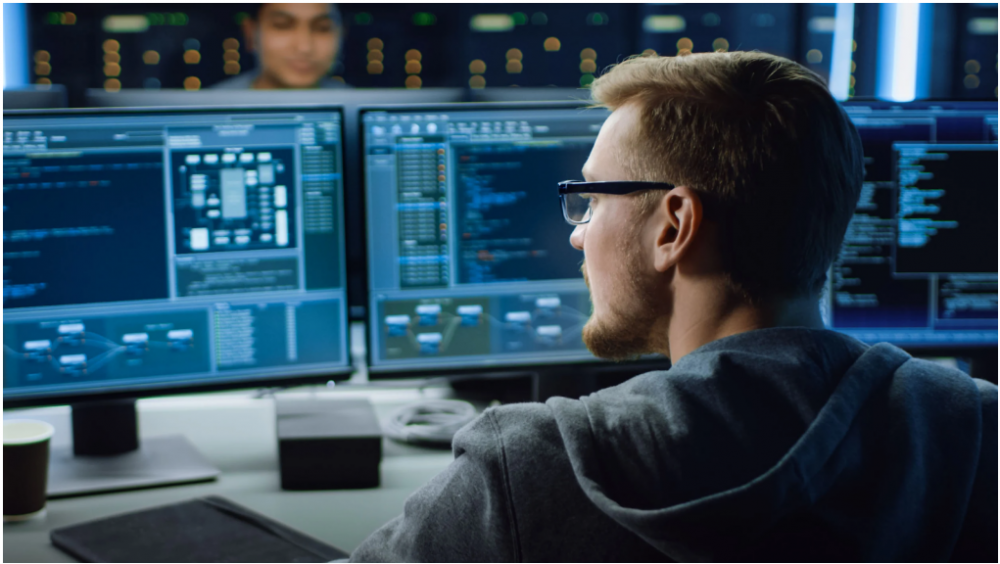 Power Apps phù hợp cho cả doanh nghiệp nhỏ và tập đoàn lớn, hỗ trợ API tùy chỉnh và phát triển ứng dụng phức tạp cho hàng nghìn người dùng.